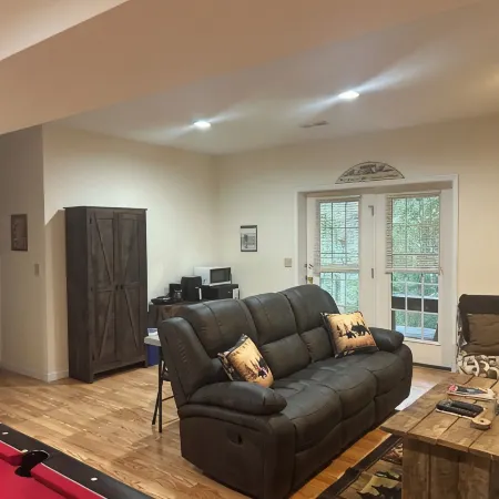 Charming 4 Bedroom 2 Bath Cabin Wifi , AC in Tranquil Berkeley Springs