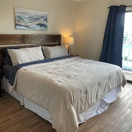 Large 2 bedroom, sleeps 6, 30 seconds to the sand!
