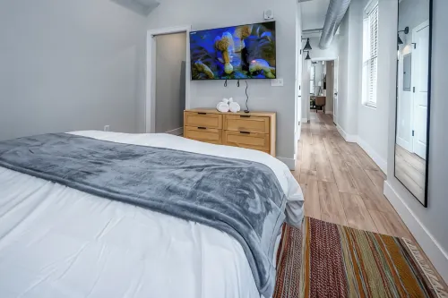 OTR, 1blk to TQL, Cali King Bed, Sleeps 4, Free Light Rail, 58in TVs, Wifi - شقق