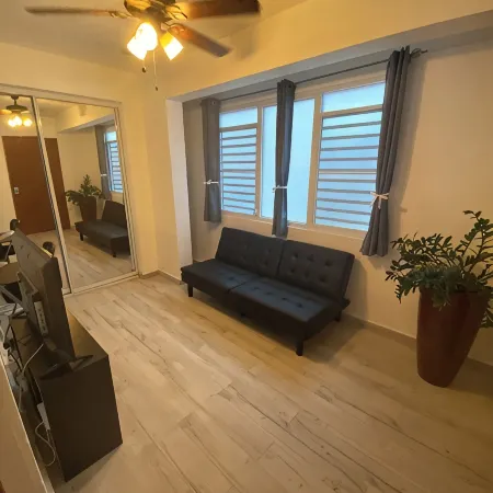 Casita Reina #2 Renovated, close to beach, private patio, 2 mi to airport
