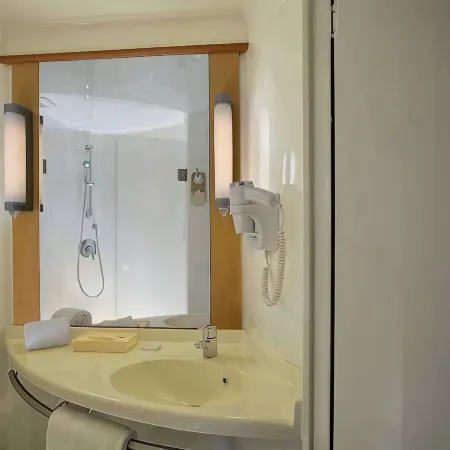 Ibis New Delhi Aerocity - An Accor Brand Отели рядом с достопримечательностью «Университет Джавахарлала Неру»