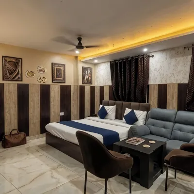 HOTEL KINGS PARADISE BANQUET & LAWN, Airport Hotels near Plumaria garden