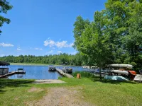 Cozy family cottage w/ fireplace, near lake and national forest. - Wifi