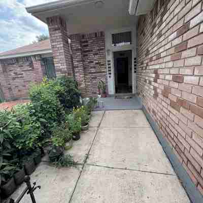 Charming 4-bedroom house with WiFi and AC in delightful San Antonio Hotel Exterior