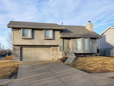 Quiet and comfortable West Omaha home + garage ❤