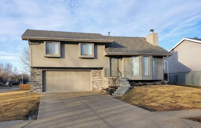 Quiet and comfortable West Omaha home + garage ❤