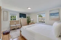 Brand New 5BR - Pool, Hot Tub, A/C – Walk to Beach, Main St Ferry - Sleeps 12