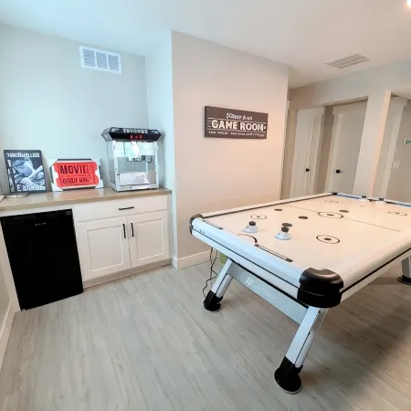 Lakeview Retreat-Home overlooking Bear Lake Sleeps 30 w/Ideal beach/pool access
