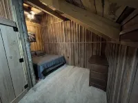 Charming 3-bedroom cabin with WiFi and AC in delightful Wetmore