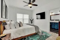 Luxury Modern Home with Hot Tub Deck & Firepit! - 4 stjerner