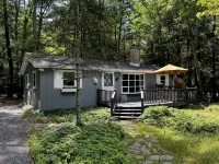 Romantic Pocono Lake Chalet: Firepit, Stream, near Lake, pools & Pet-Friendly - 비치