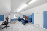 Downtown Ottawa Retreat: Sleeps 15, Heated Indoor Pool, Hot Tub, Sauna, 5BR/4BA - WiFi