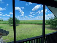 Charming Hilltop Hideaway Lodge in Blossom TX-4 bedroom- Sleeps up to 25