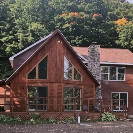 Large 6-bedroom home, sleeps 16! WiFi and a private sandy beach in Traverse City