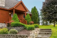New Private 4Bd on Otsego Golf Course! Ski in and Out! Updated Cozy Log Cabin