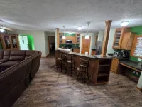 Quiet and modern 3-bedroom cabin near Ash Cave! - 3-Star
