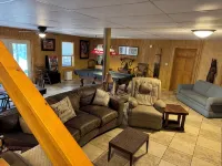 Spacious 5 bedrooms, three stories log cabin with WiFi, AC in charming Bronston