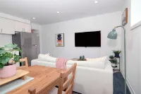 Luxury Modern Townhouse Six Minutes to the Falls - บังกะโล