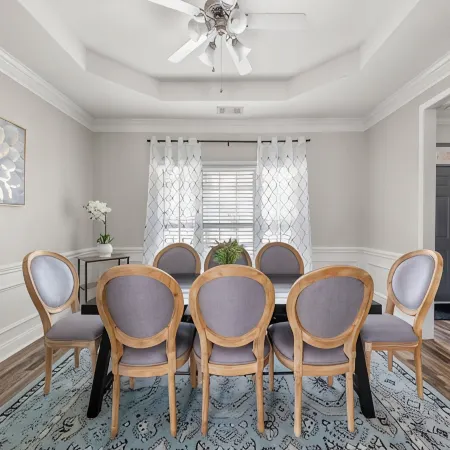 Southern Delight-4 Bed Room-7 beds- Private Backyard-Great for Larger Groups