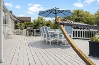 Beach Getaway - Spacious Katama Beach House - 4-Sterne