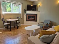 Backyard Guesthouse near Nelson w/ Hot Tub - Hytter