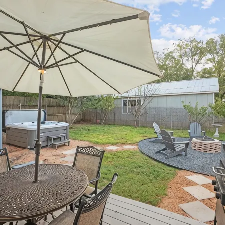 Walk to Main!  Hot Tub, Fire Pit, Texas Charm