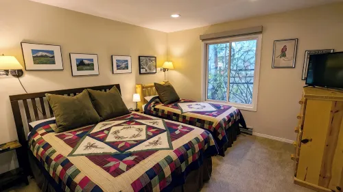 Remodeled Condo w/ FREE WiFi, Parking, Heated Pool, Hot Tubs, Skier Shuttle