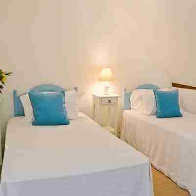 Priory Barn - ideal for large family groups. Sleeps 8/9 adults plus 3 children Rooms