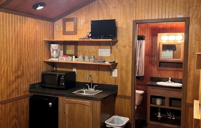 Creekside Cabin steps away from Blount's Creek!
