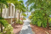 BEACHFRONT CONDO on Coco Plum Beach with Heated Pool - Homestays