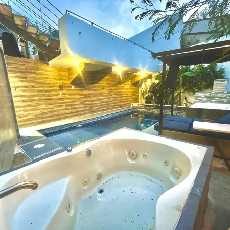 Art & Design Loft, 2 PRIVATE JACUZZIS, POOL, TERRACE AND GRILL!