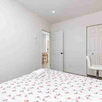 #203_Downtown One Bedroom Loft in with free parking Rooms