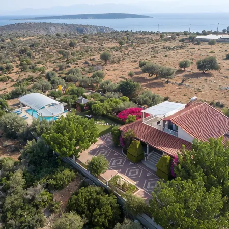 Spacious Villa with heated pool that becomes indoor