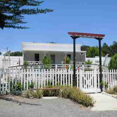Sparkling Cabin Springs Hotel Exterior