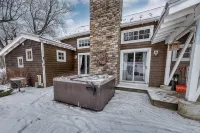 Modern Chalet, 2 Acre lot, HOT TUB and NEW OUTDOOR FIREPIT