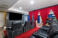 Neon Dream Lodge! Pickleball, Hot Tub, Theater - 4-Star