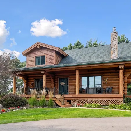 Beautiful 5 Bdrm Lakefront Log Cabin - under 1hr from Mpls!