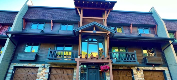 STUNNING Ski Condo, 250 yards to Gondola  PRIVATE Sauna, AC, Pool, Hot Tubs! Hotels in Routt County