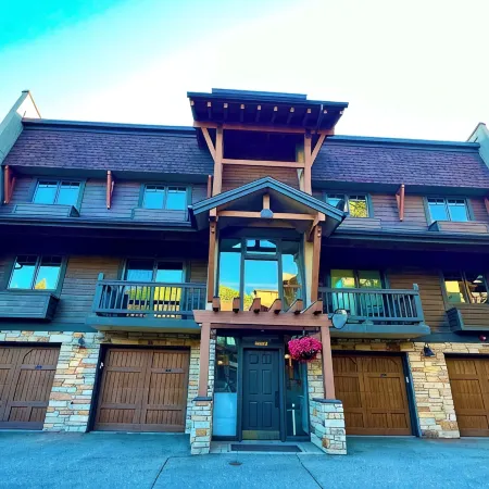STUNNING Ski Condo, 250 yards to Gondola PRIVATE Sauna, AC, Pool, Hot Tubs!