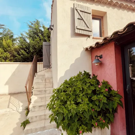 Villa Avec Piscine et Dépendance au Pied des Collines de Pagnol