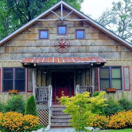 Creekfront Retreat • Hot Tub • Pool Table • Near Town/National Park • Rejuvenate