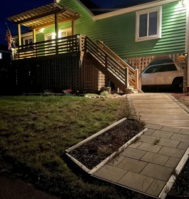 3-bedroom 2 bath cottage-Walk to beach or golfCourse.Hot Tub and outside shower