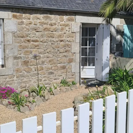 Petite Maison Proche Bourg et à 4km des Plages de Sable Blanc Отели в г. Кледе