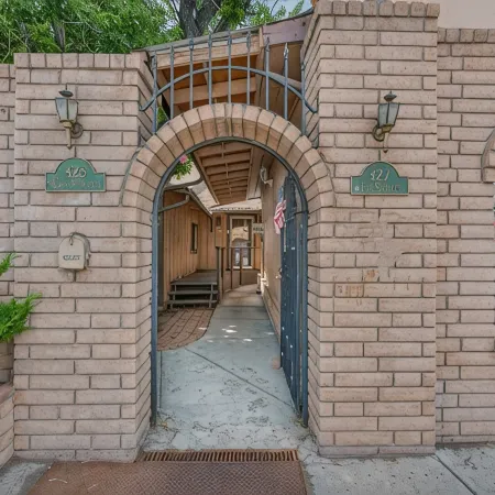 A Gem Right on Historic Rte 66 with Outdoor Space.  Walk to the Action!