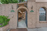 A Gem Right on Historic Rte 66 with Outdoor Space.  Walk to the Action! - بوتيك