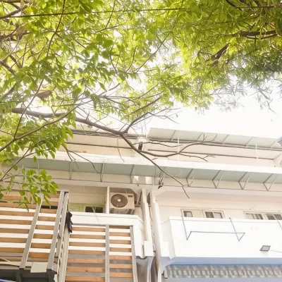 Monday Capsule Hostel and Thai Traditional Bath Bangkok Hotel dekat Dermaga Praathit