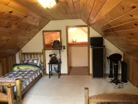 Hideaway in the Great North Woods - direct access to snowmobile trails Hotels in Errol