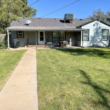 Modern 2-bedroom 1930's Bungalow Close to Downtown