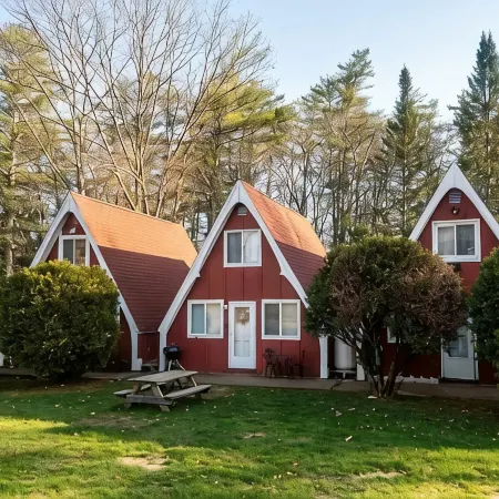 Josh’s Campton Cottage by the Pemi River in the White Mountains! Отели в г. Кэмптон