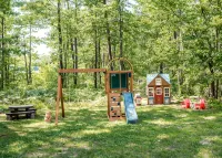 Secluded 4-season cabin w/private waterfront, epic game room & mins from trails - Kitchens
